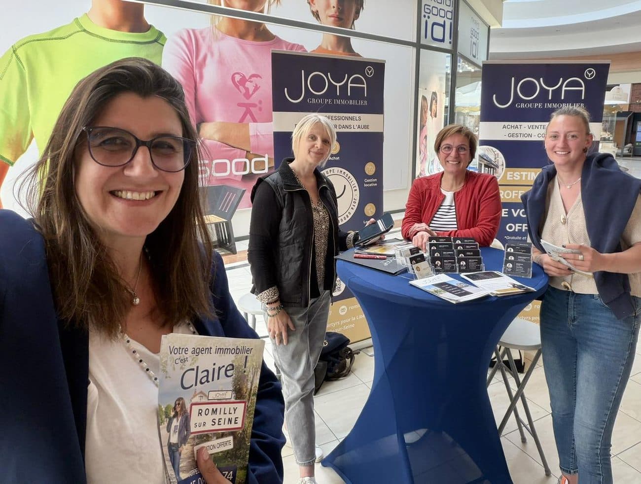 Conseillers Joya de Romilly sur un stand à la rencontre des habitants
